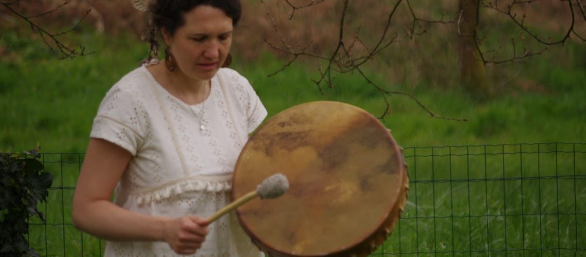 Anne au tambour pour la Terre